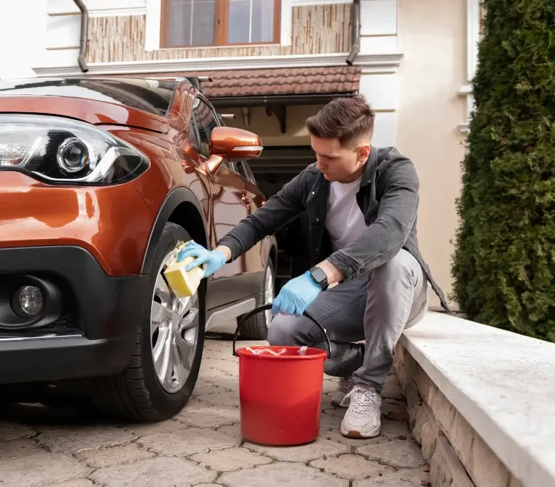 Lavage auto à domicile Domloup : professionnel intervenant sur un véhicule